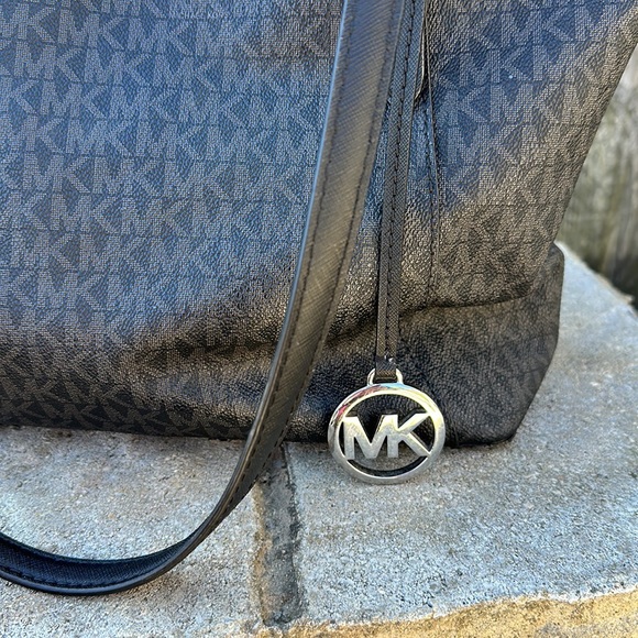 👛 Like New Michael Kors large tote - Picture 2 of 6